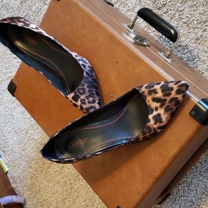 Cheetah print pumps with kitten heels, by Dexter 8 1/2